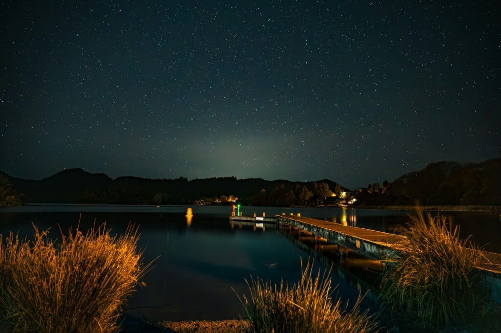 Lac Okareka de nuit, près de Rotorua, sous un ciel étoilé