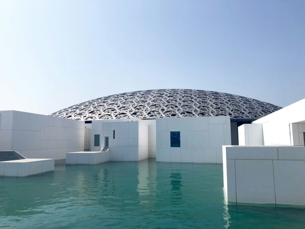 Le Louvre Abu Dhabi, sur l'île de Saadiyat, voisin du futur Guggenheim