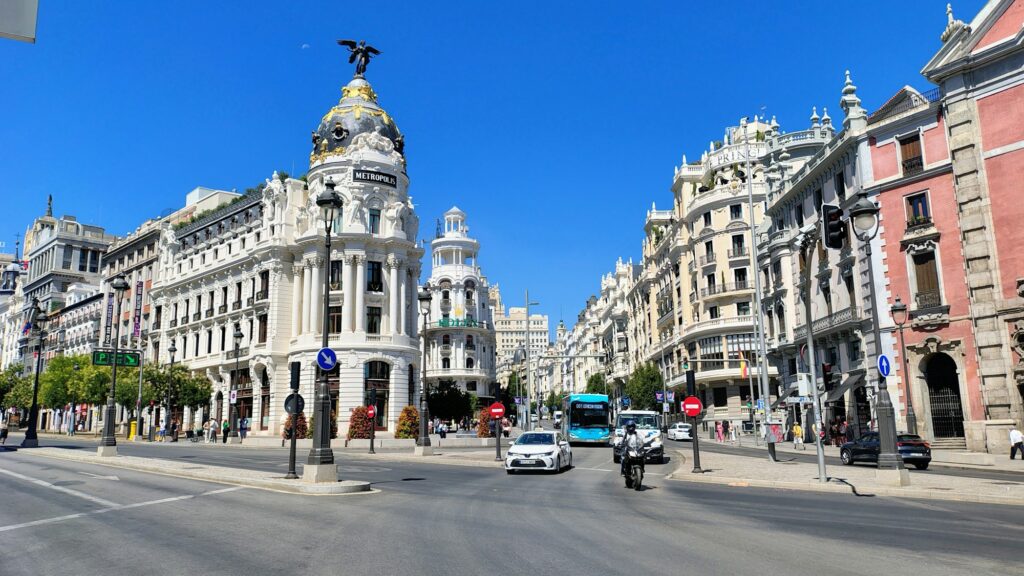 La Gran Vía de Madrid, avec l'immeuble Metrópolis au centre de l'image