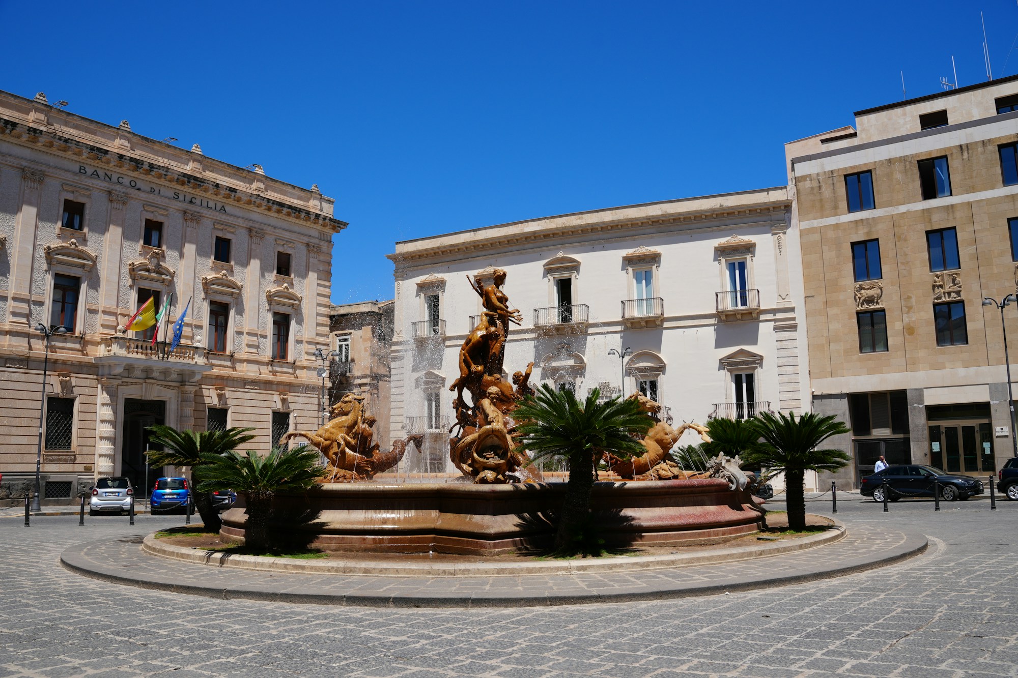 Fontaine de Diane et façades de la place Archimède, à Ortigia (Syracuse)