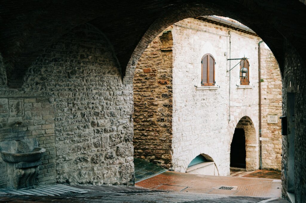 Rue médiévale d'Assise, en Ombrie