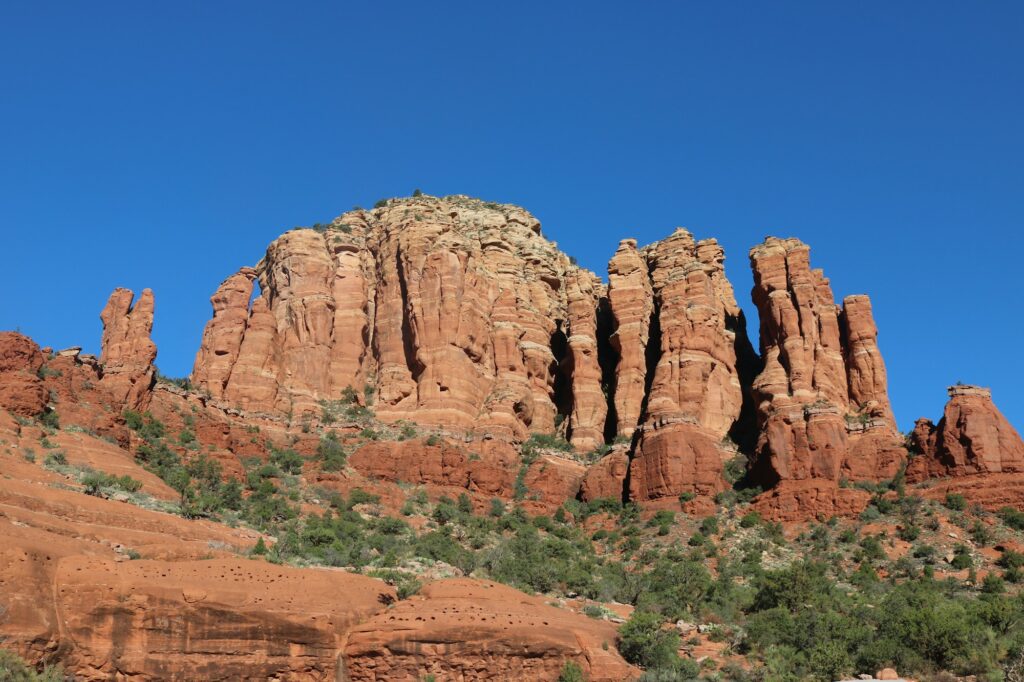 Formations de grès rouge sous un ciel bleu à Sedona, Arizona