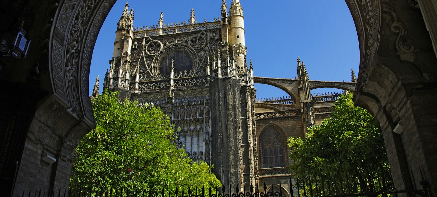 Platz vor der Kathedrale von Sevilla und der Giralda