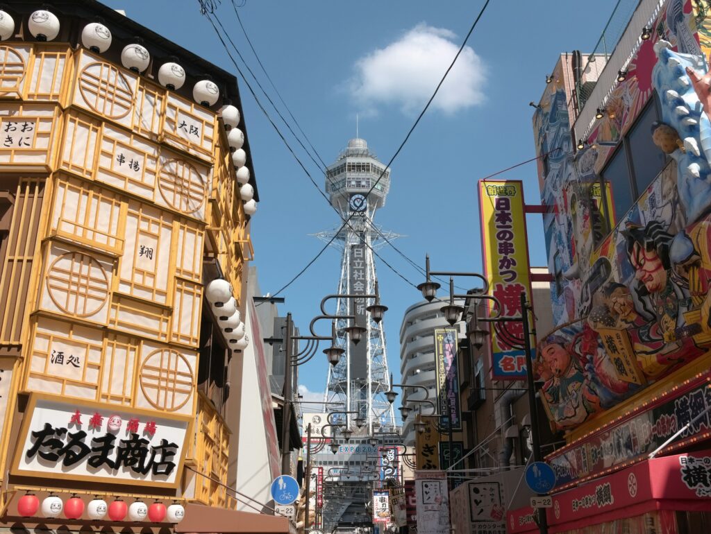 La tour Tsutenkaku et les néons de Shinsekai à Osaka