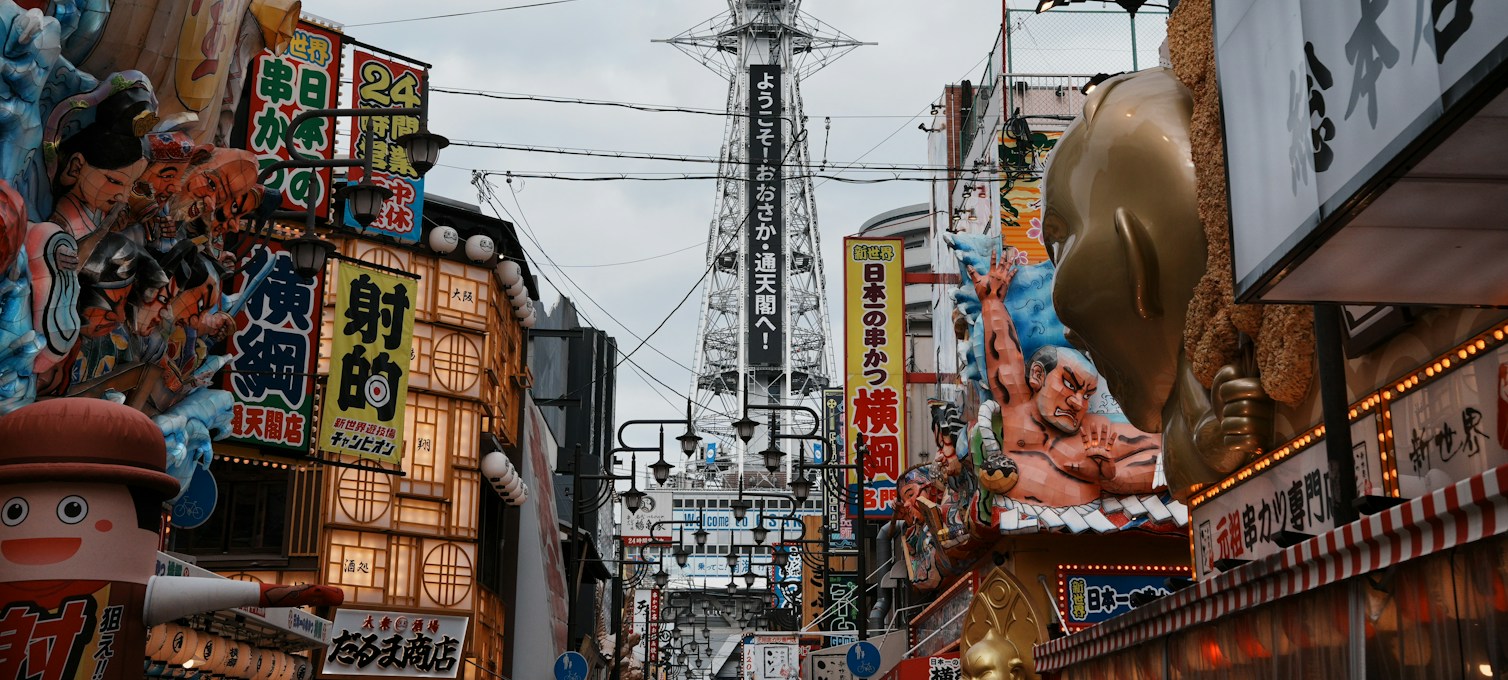 Der Tsutenkaku-Turm und die Leuchtreklamen von Shinsekai in Osaka