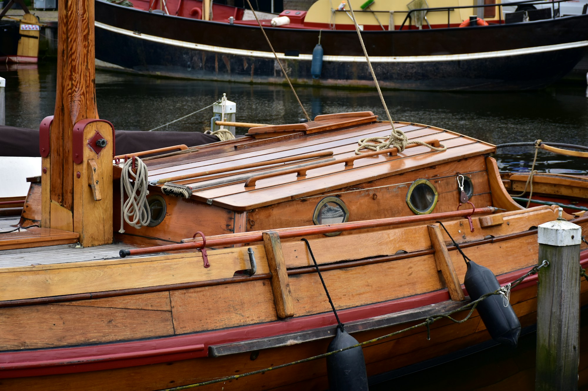Detail eines Holzbootes am Kai in Spakenburg (Niederlande)