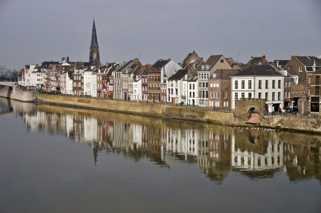 Façades historiques sur un quai de la Maas à Maastricht