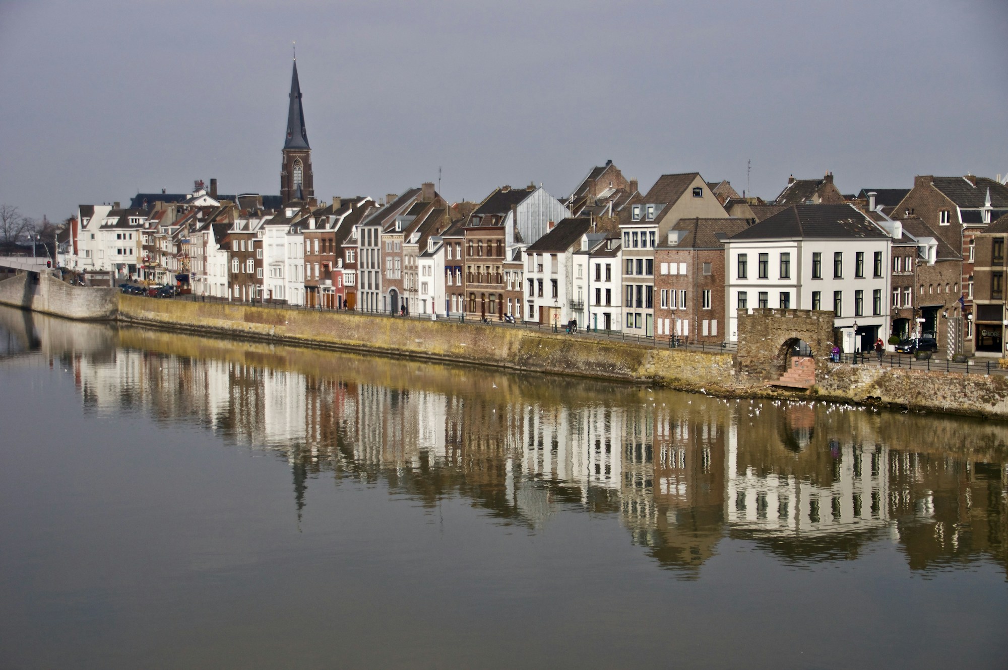 Historische Fassaden an einem Maas-Kai in Maastricht