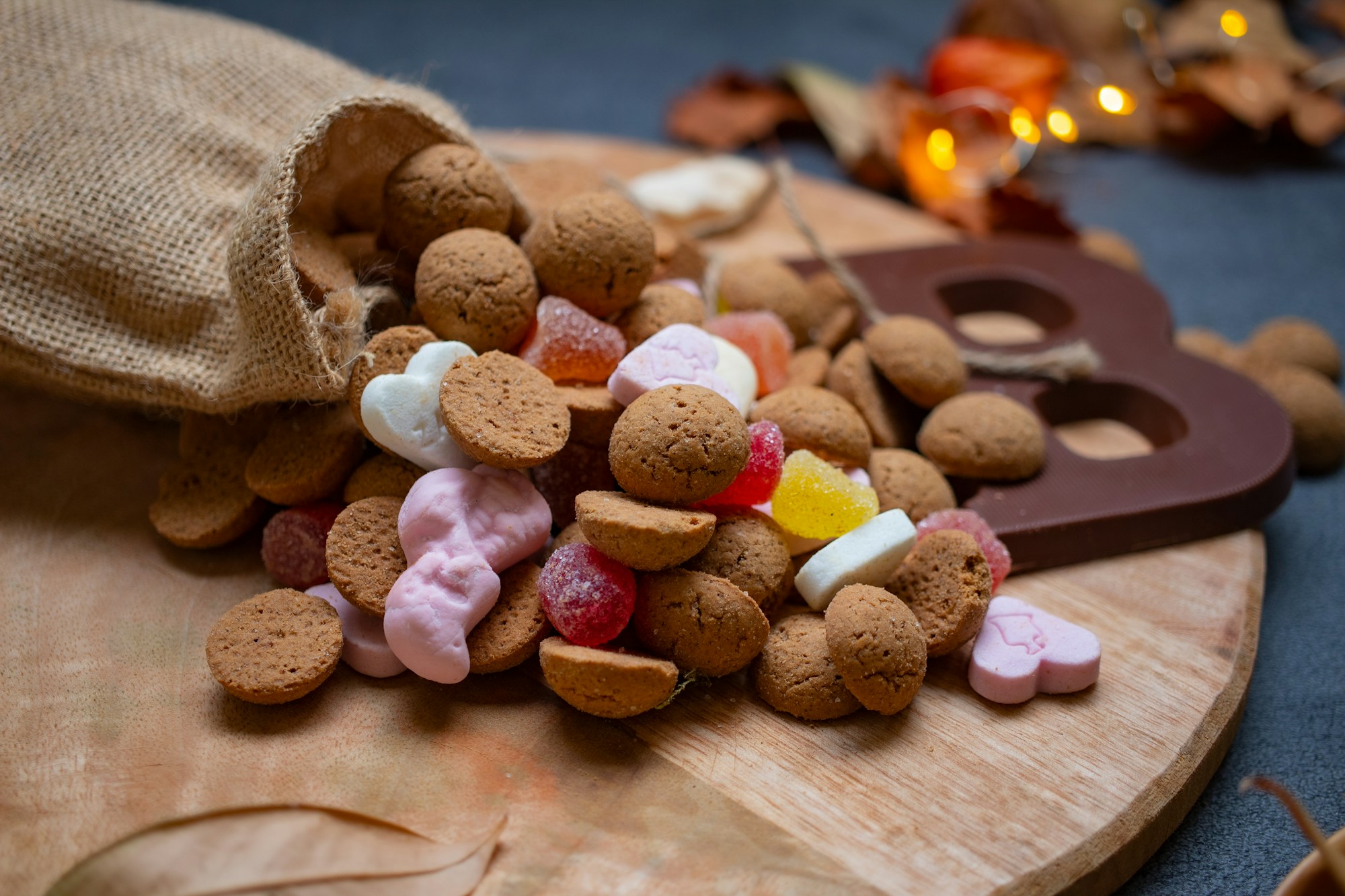 Holztisch mit Pepernoten und kleinen Geschenken zum Nikolausabend
