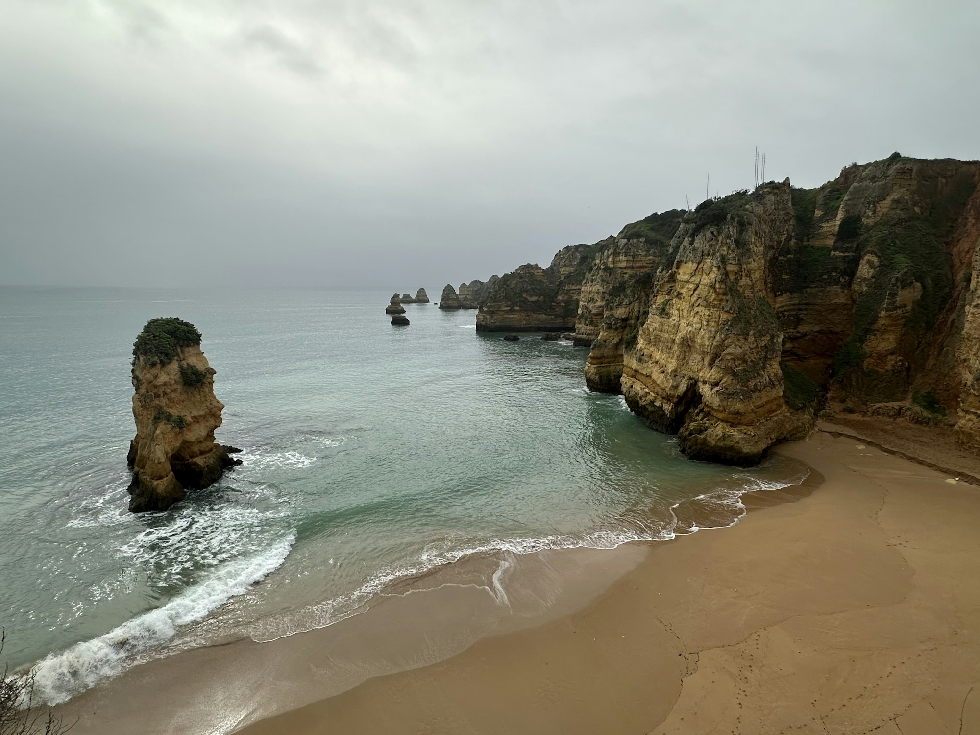 Felsige Küste der Algarve in Portugal