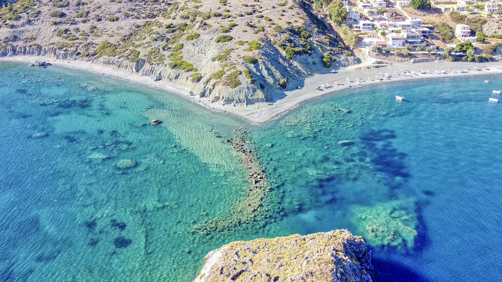 Südstrand Kretas mit Felsen und Meer