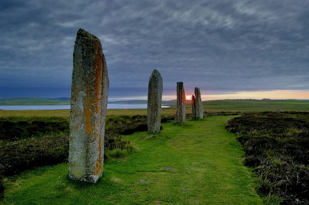 Coucher de soleil sur le Ring of Brodgar, îles Orcades, Écosse