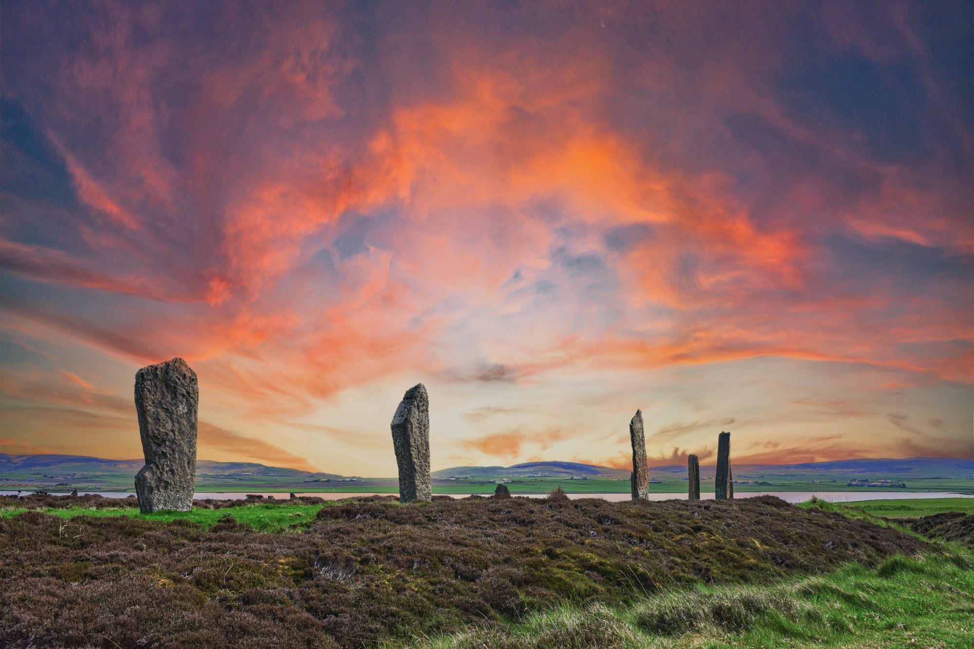 Pierres néolithiques sur une pelouse sous un ciel dramatique, Ring of Brodgar, Orcades