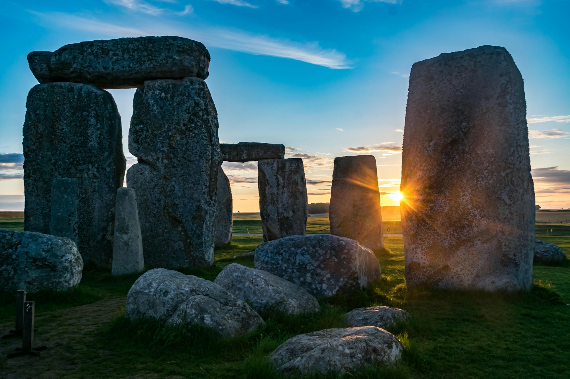 Sol que asoma entre las piedras de Stonehenge