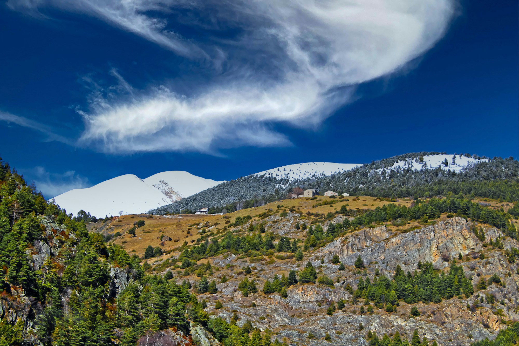 Schneebedeckte Gipfel der andorranischen Pyrenäen unter blauem Himmel
