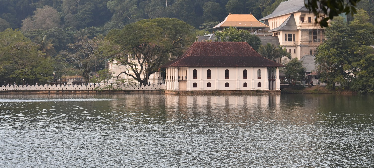 Lac et temple de Kandy au petit matin