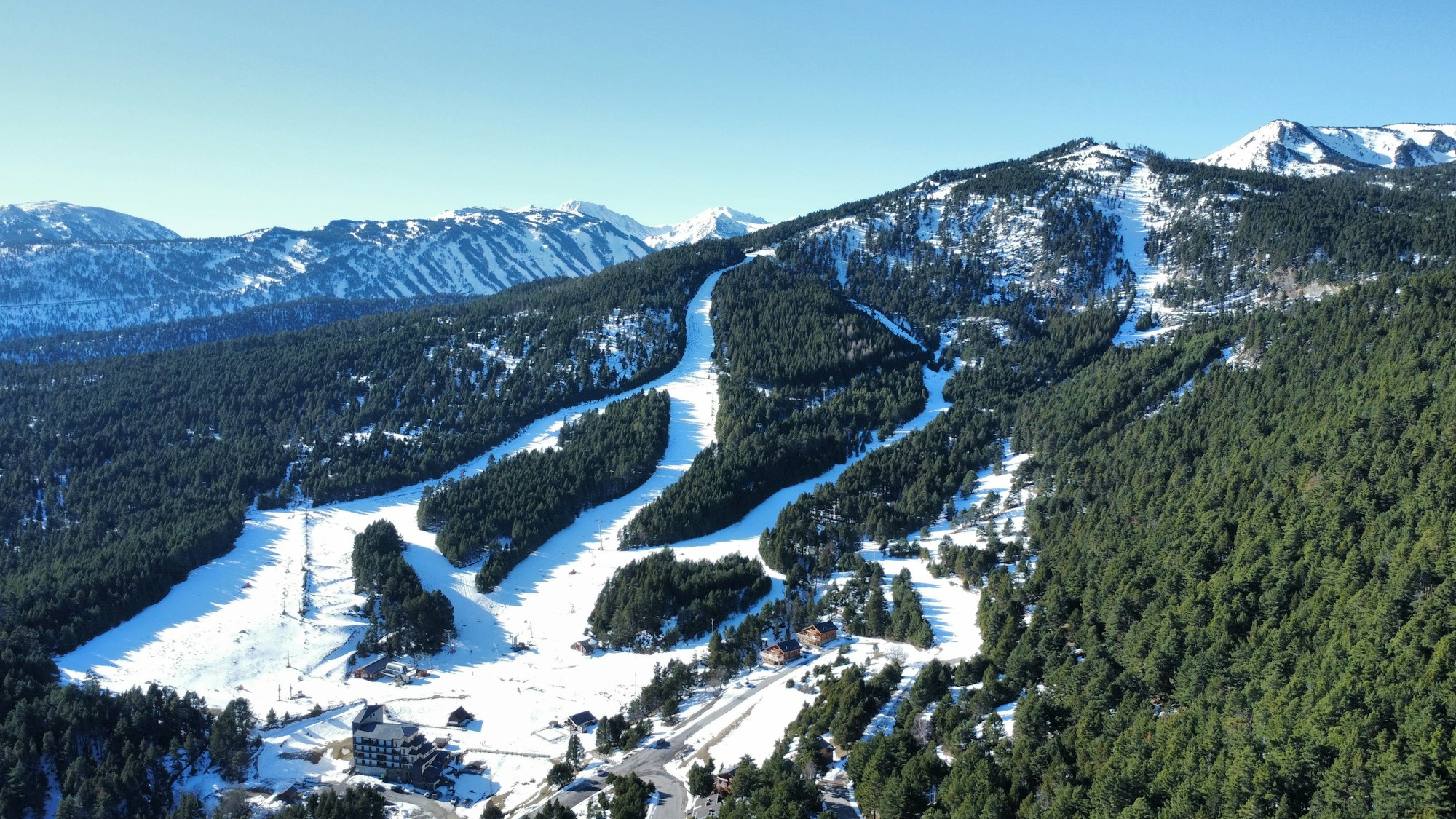 Skistation in den französischen Pyrenäen mit Pisten und Liftanlagen