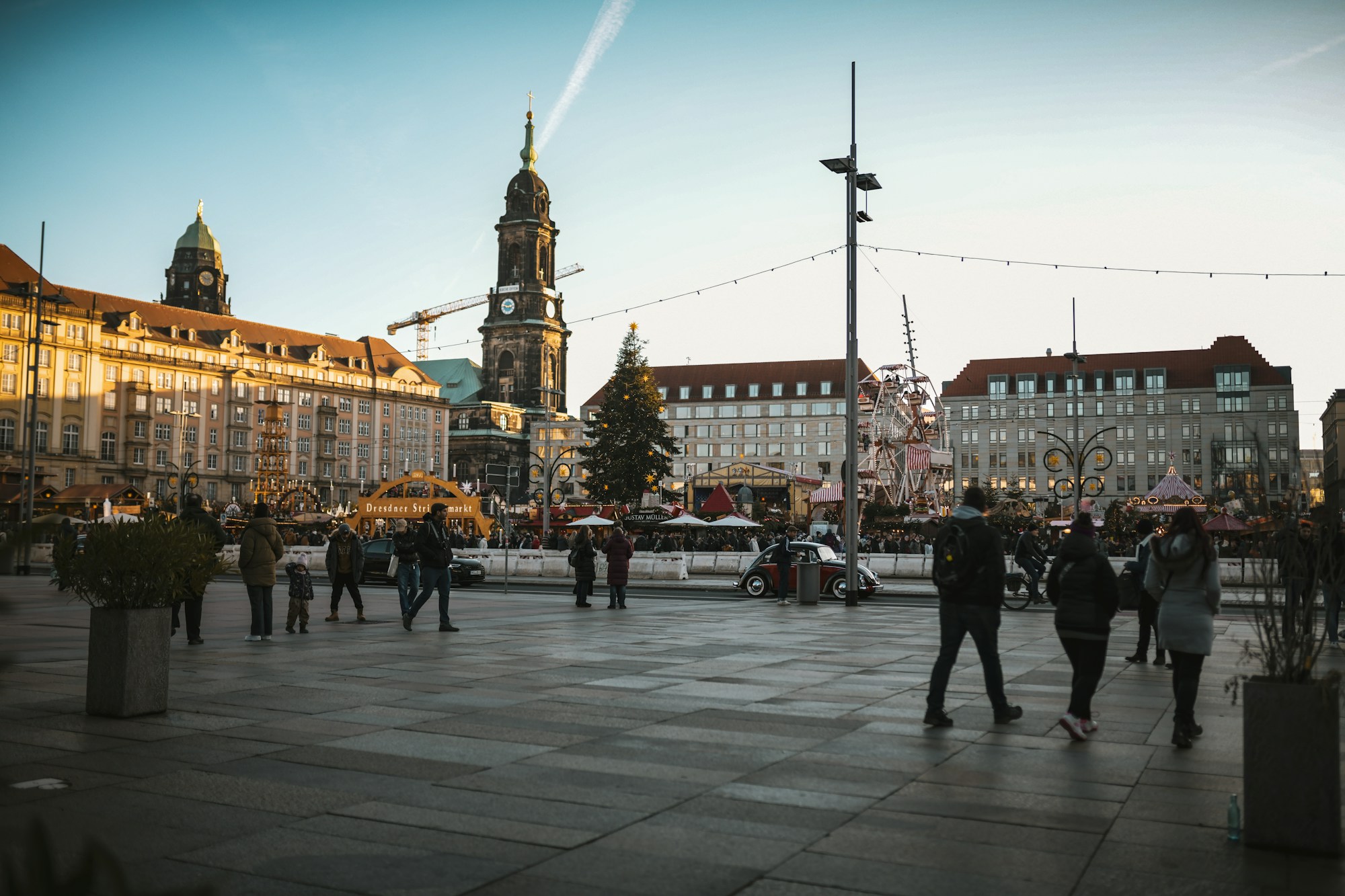 Altmarkt in Dresden im Dezember, Weihnachtsmarkt und Passanten in der Dämmerung