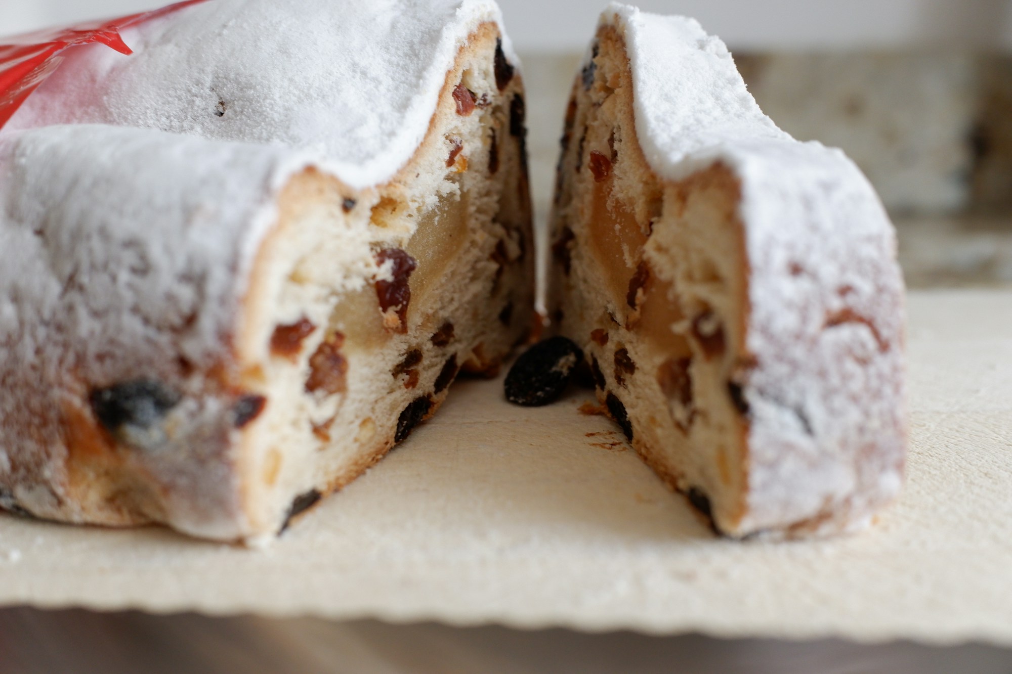 Scheiben von Weihnachtsstollen, mit Puderzucker bestäubt