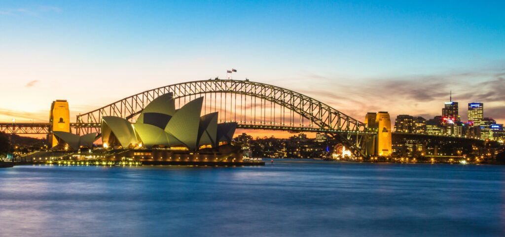 Port de Sydney au coucher du soleil, avec l'Opéra et le Harbour Bridge