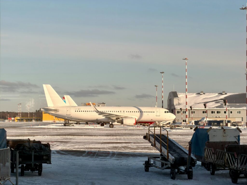Avion de ligne sur le tarmac enneigé d'un aéroport européen en hiver