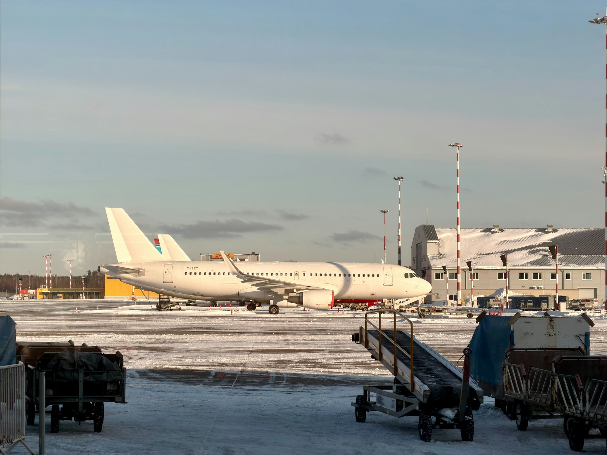 Avión de línea en la pista nevada de un aeropuerto europeo en invierno