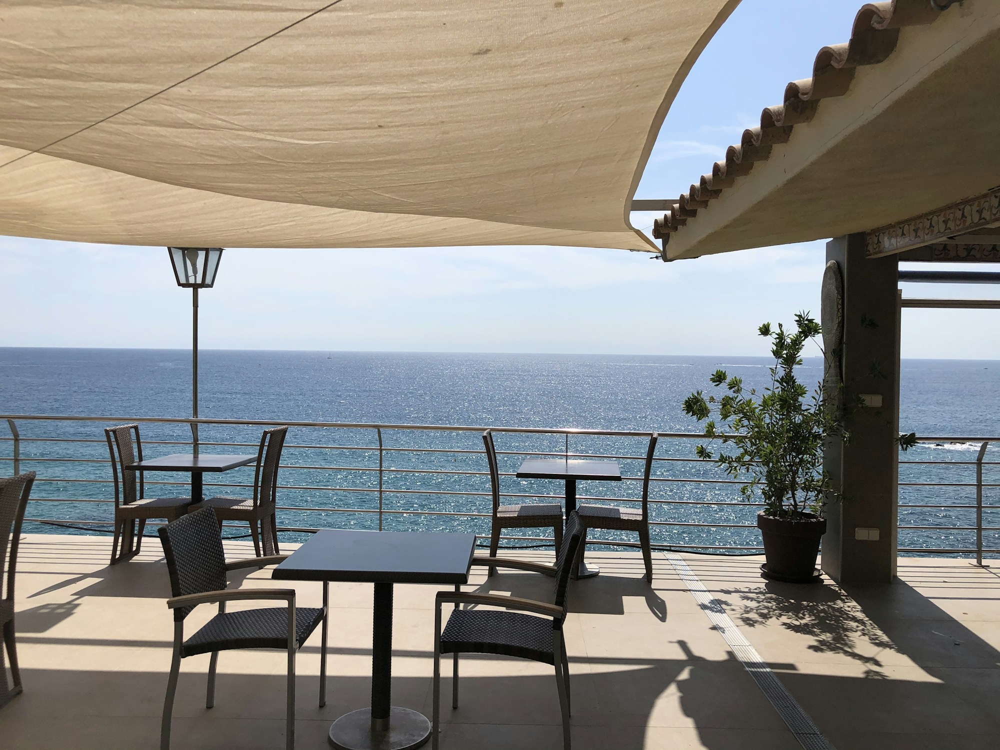 Terraza frente al mar en la Costa Brava, en Cataluña
