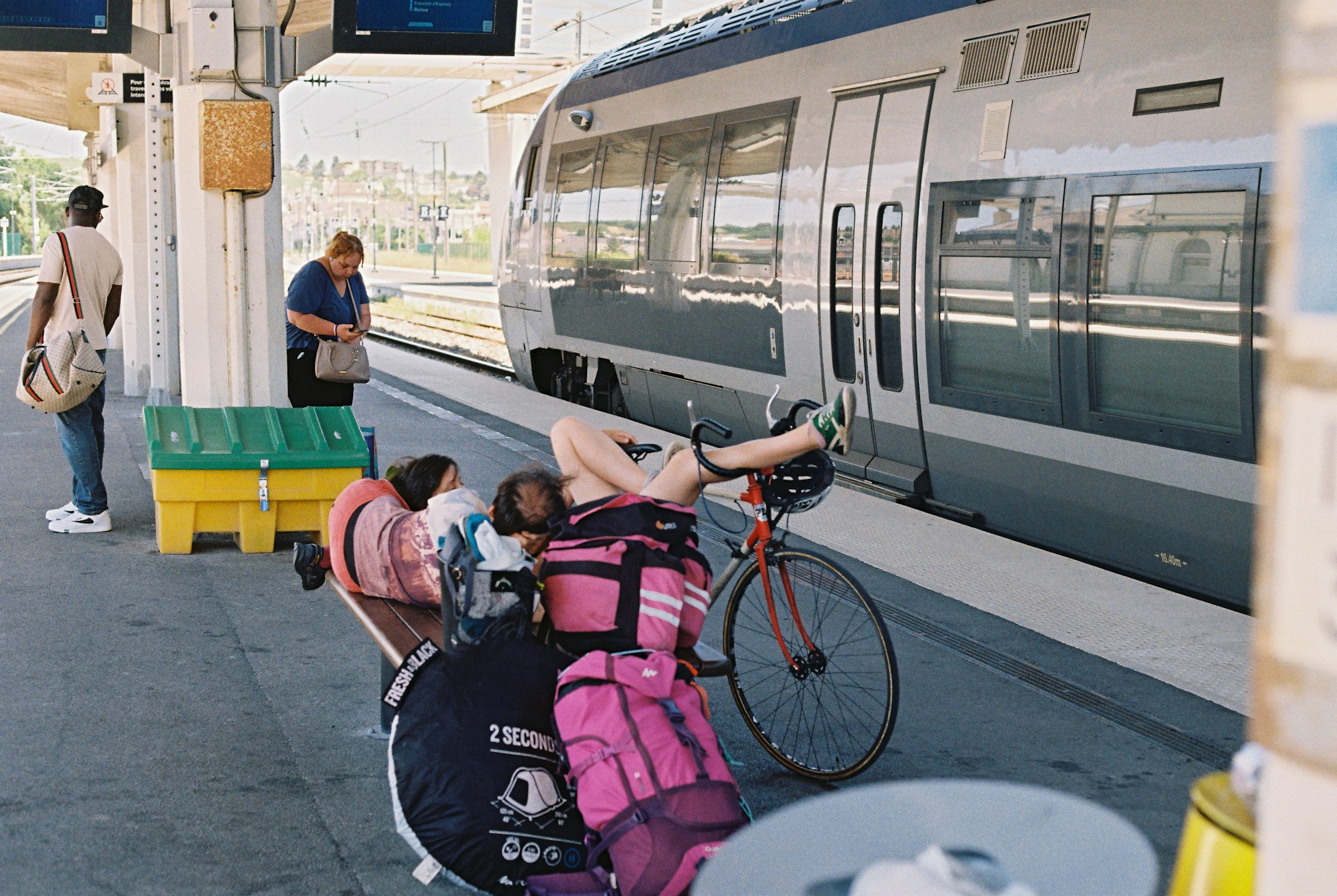 Voyageur avec ses bagages et son vélo sur un quai de gare