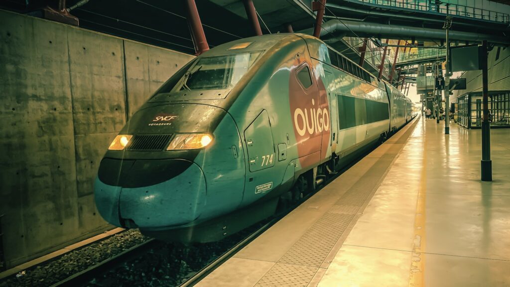 Train à grande vitesse à quai dans une gare française