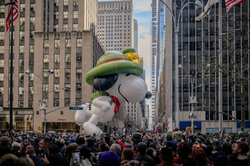 Ballon Snoopy au-dessus de Midtown Manhattan pendant le défilé Macy's