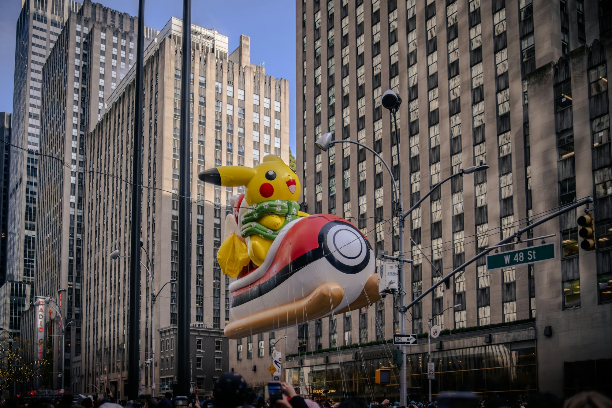 Riesiger Pikachu-Ballon, der während der Macy's-Parade über einer New Yorker Straße schwebt