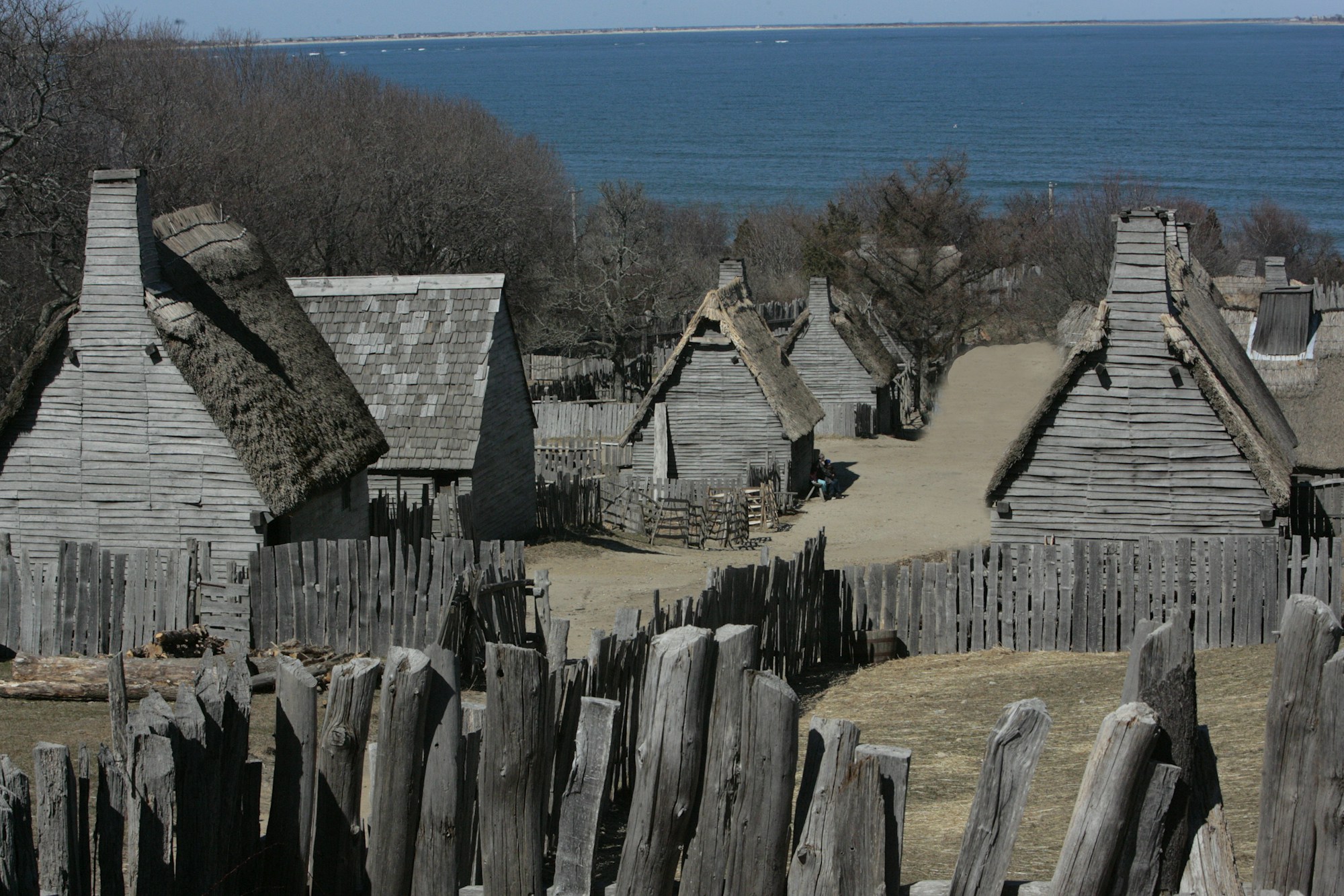 Maisons en bois reconstituées du village anglais du XVIIe siècle au musée Plimoth Patuxet, à Plymouth