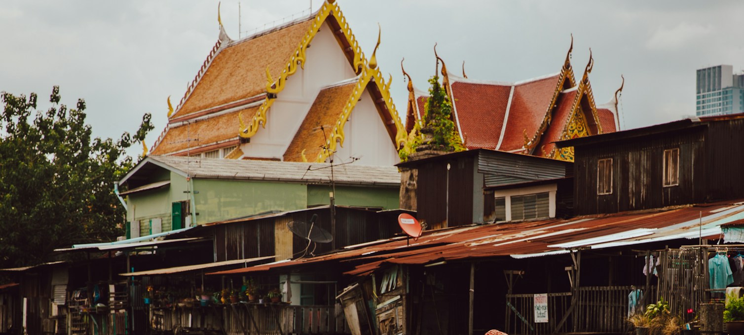 Pfahlhäuser an einem Klong in Thonburi, Bangkok
