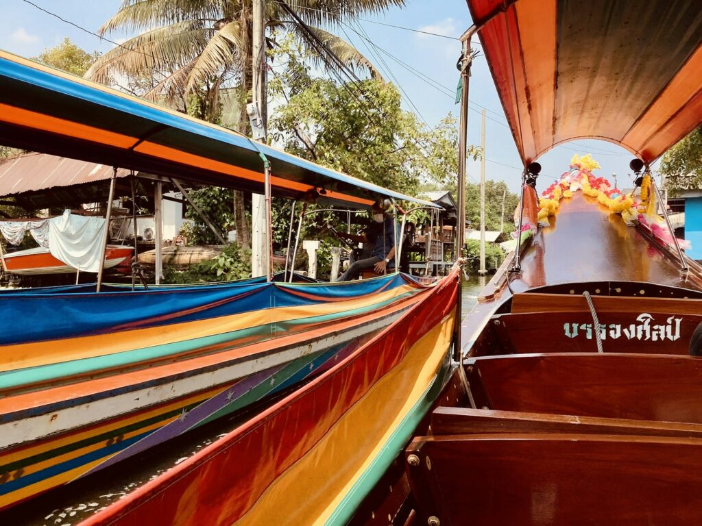 Bateau longue queue sur un klong de Thonburi à Bangkok