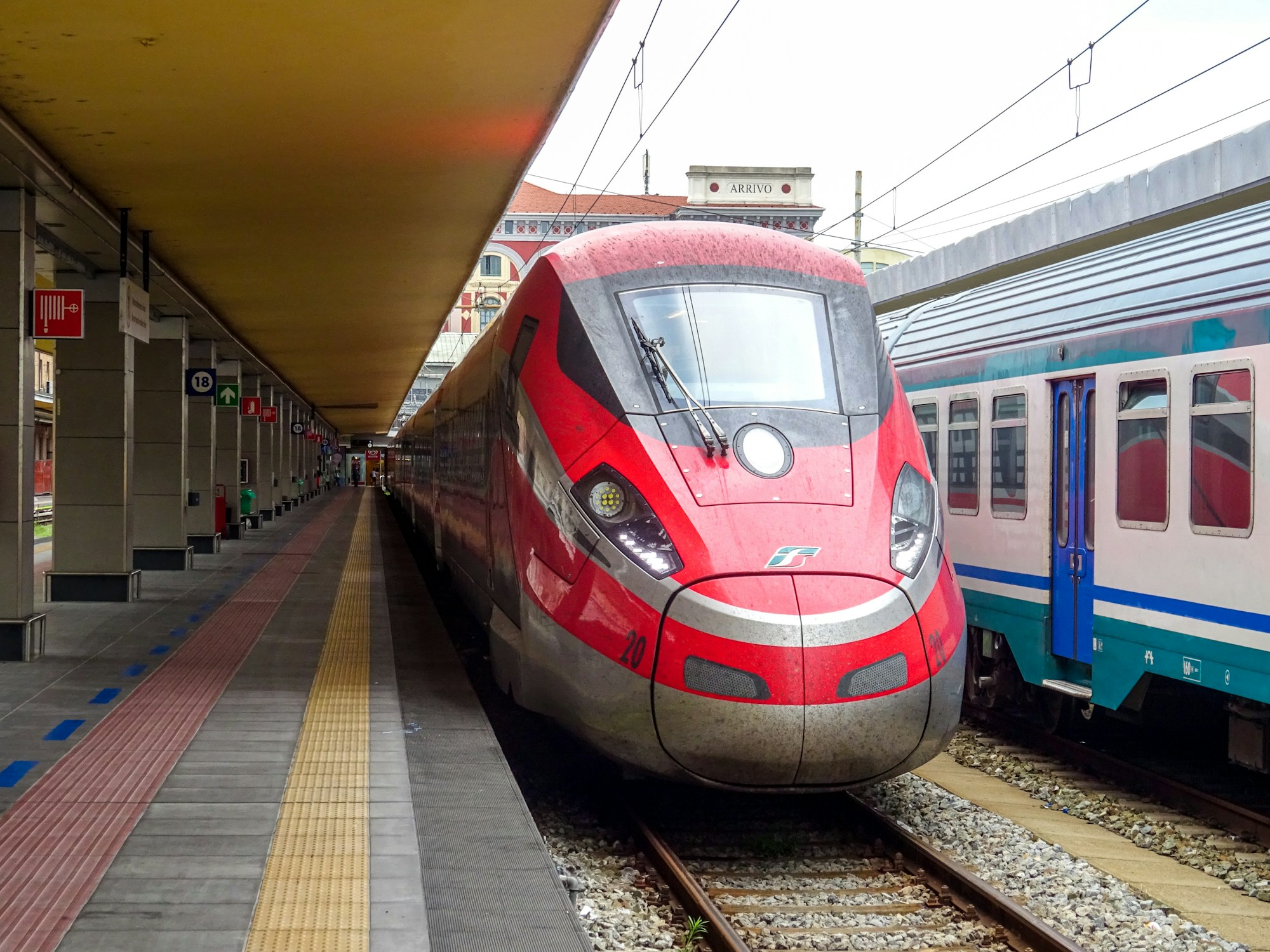 Tren de alta velocidad rojo en un andén de la estación de Turín