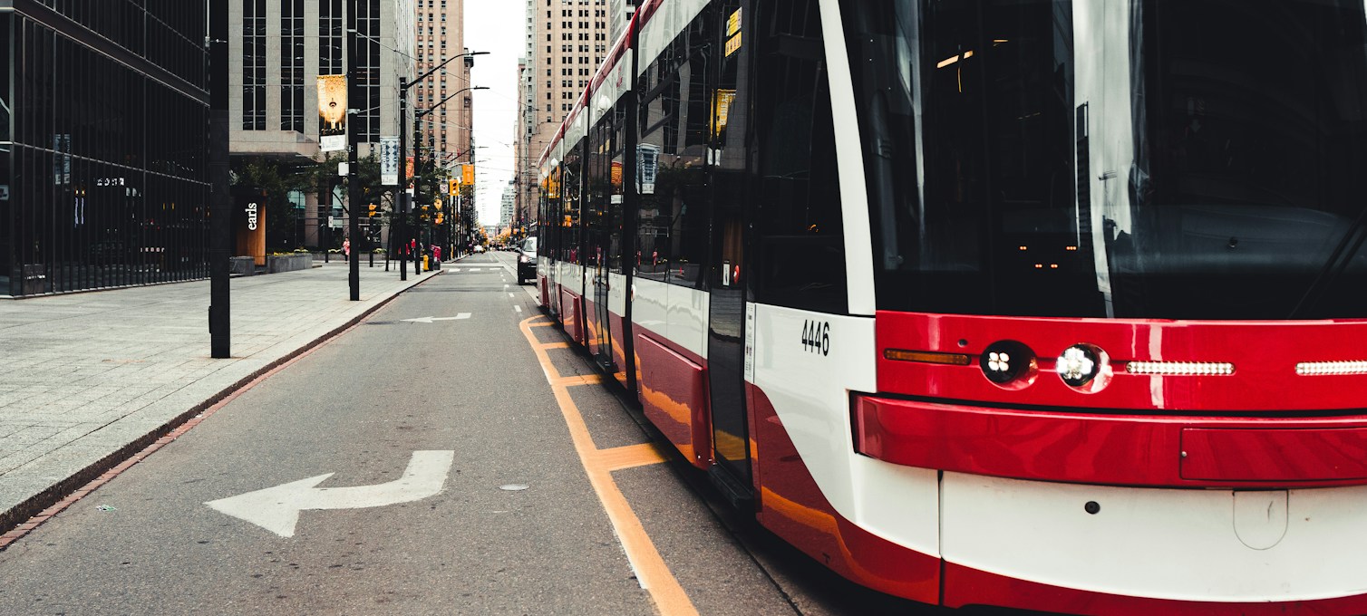 Rote Straßenbahn in Toronto auf einer Straße der Innenstadt im Herbst