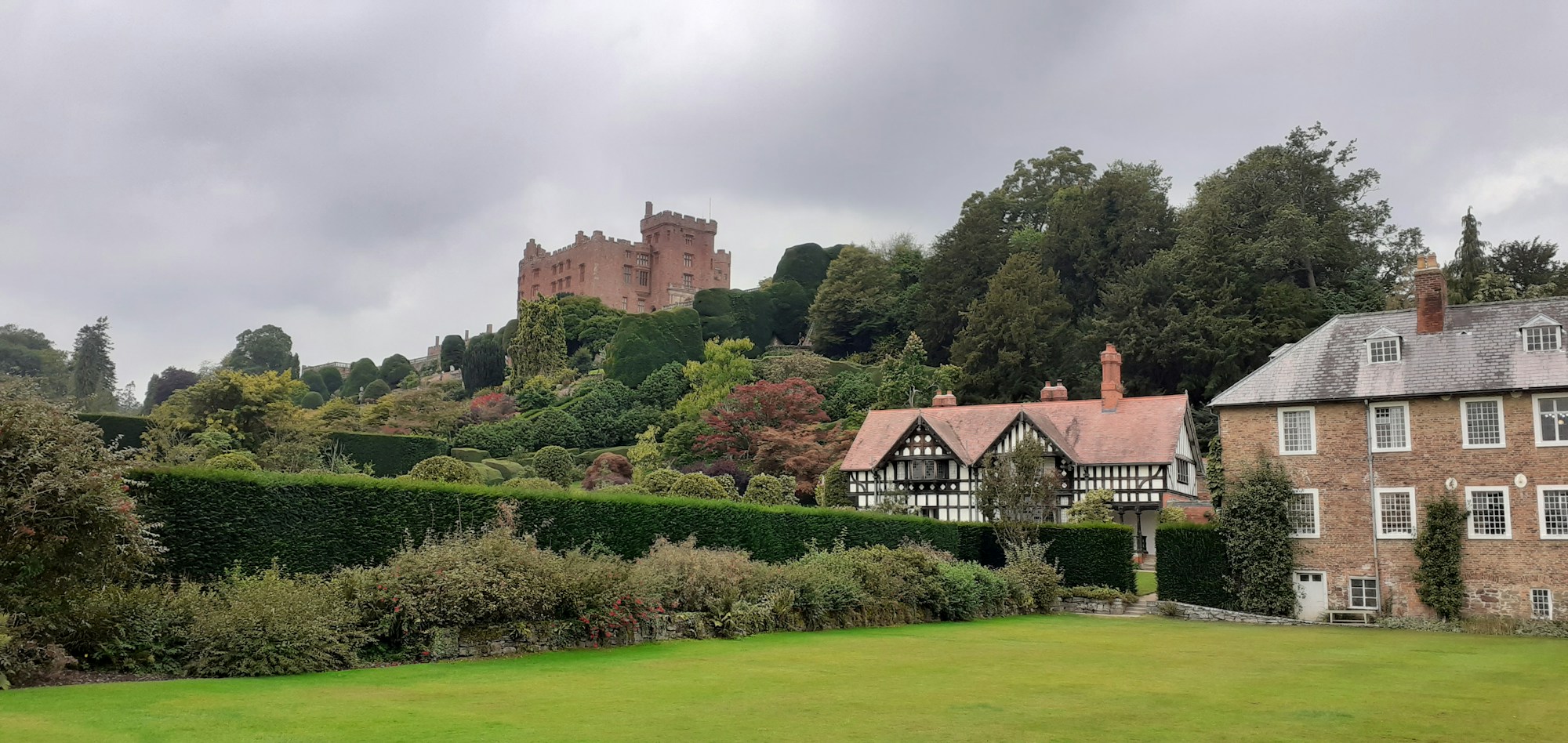 Castillo galés dominando colinas, cerca de Welshpool