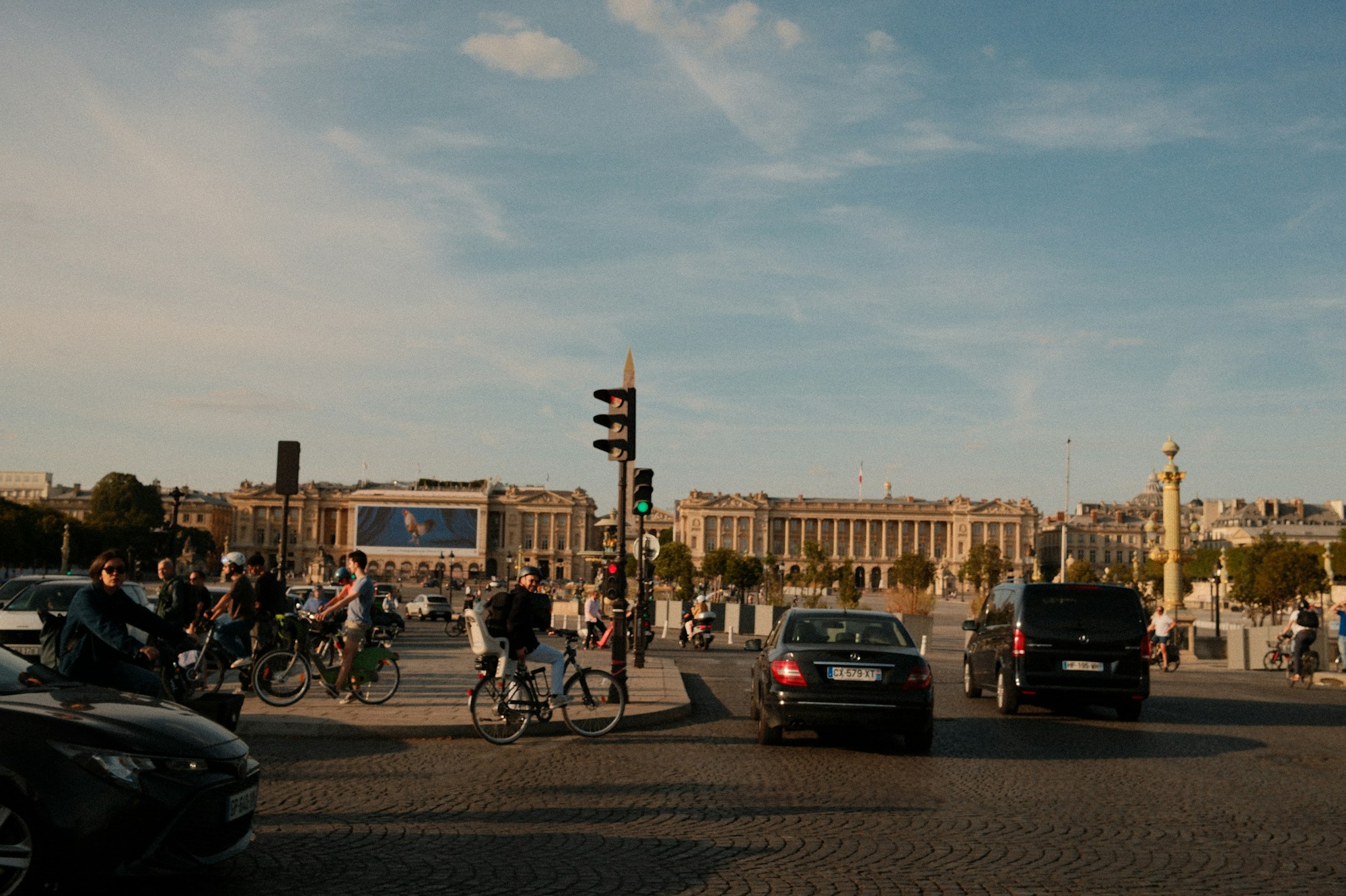 Ciclistas y coches en la plaza de la Concordia, en París