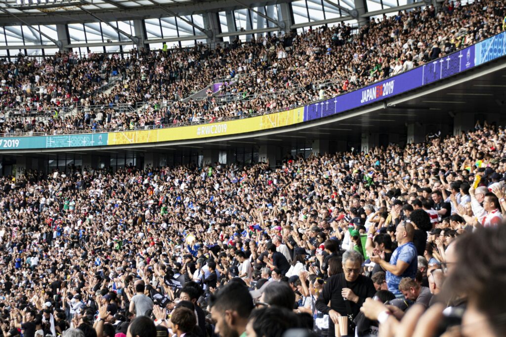 Supporters acclamant un match de rugby