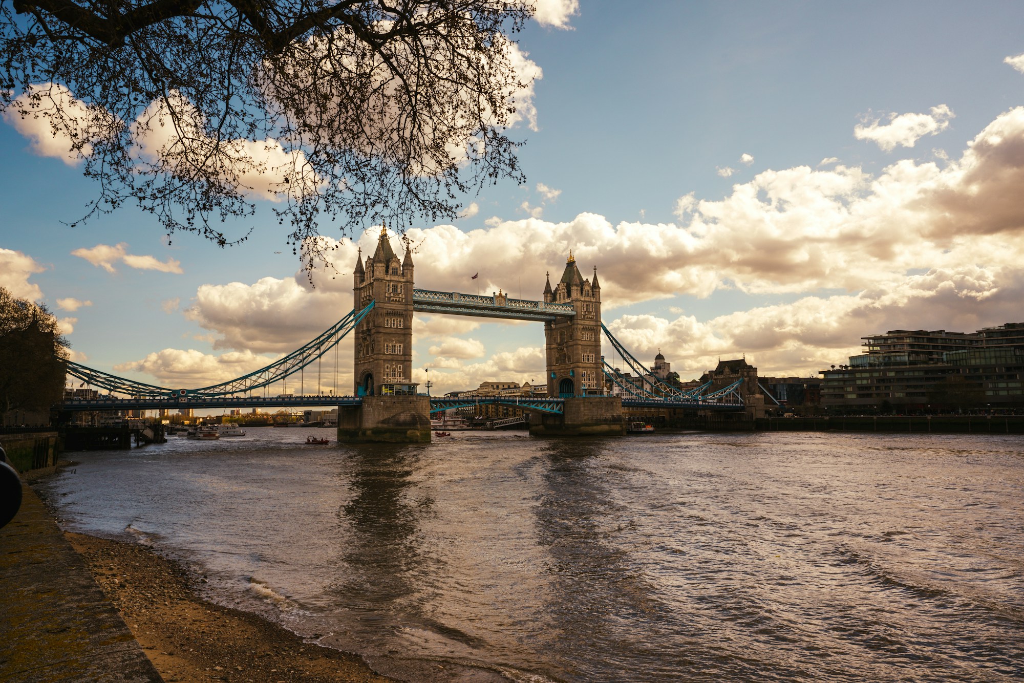 Tower Bridge au-dessus de la Tamise, à Londres, en fin d'après-midi