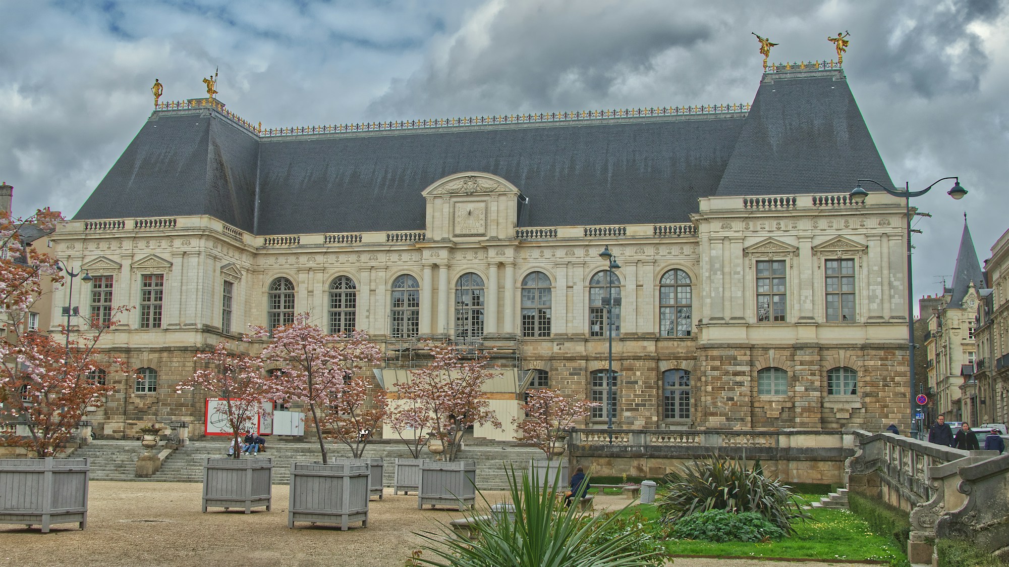 Façade du Parlement de Bretagne, à Rennes, sous un ciel clair