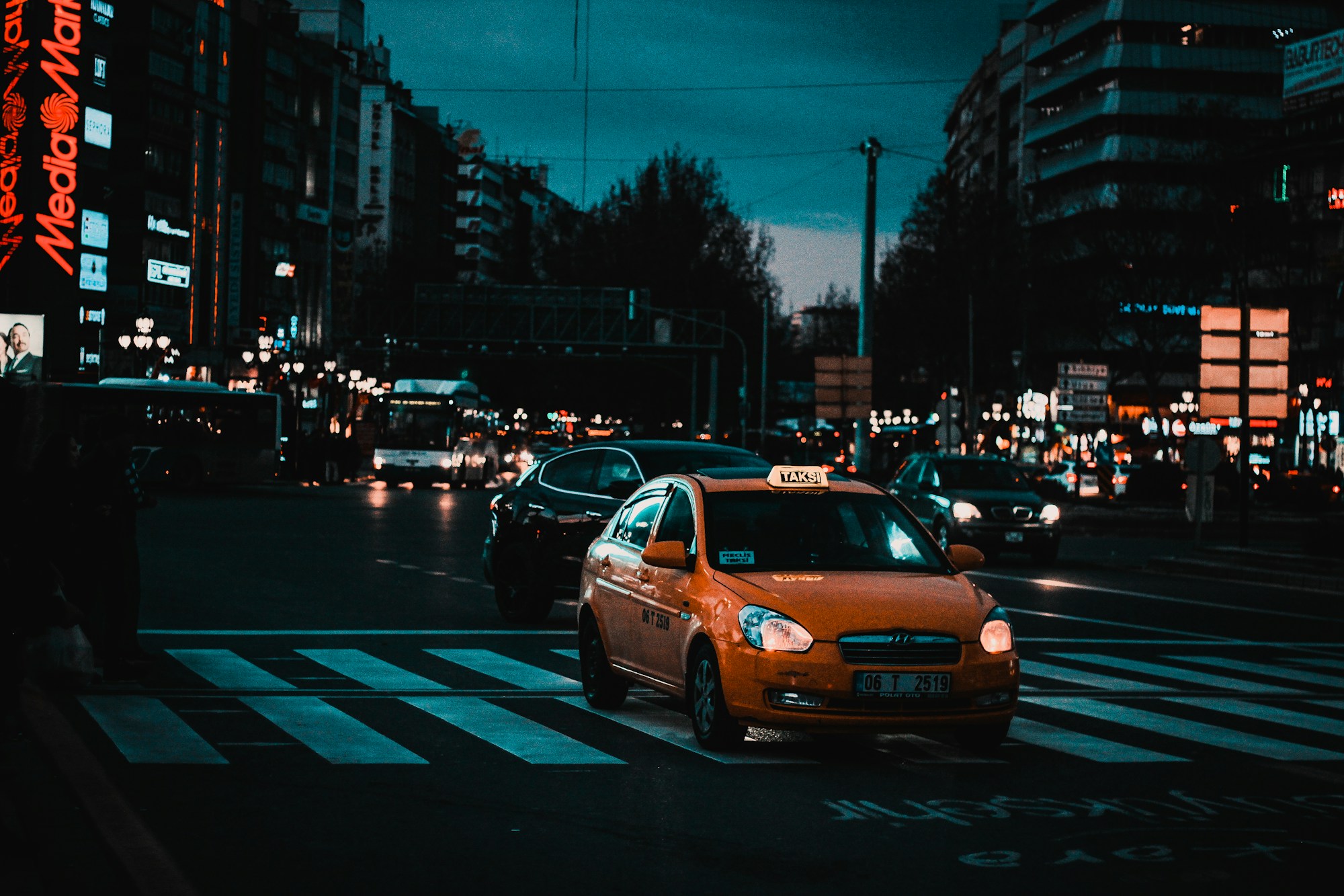 Taxi jaune dans une rue de centre-ville, la nuit