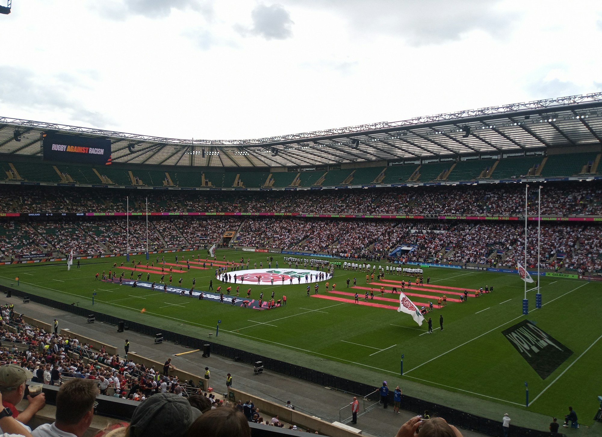 Tribunes d'un stade de rugby pleines de spectateurs pendant un match