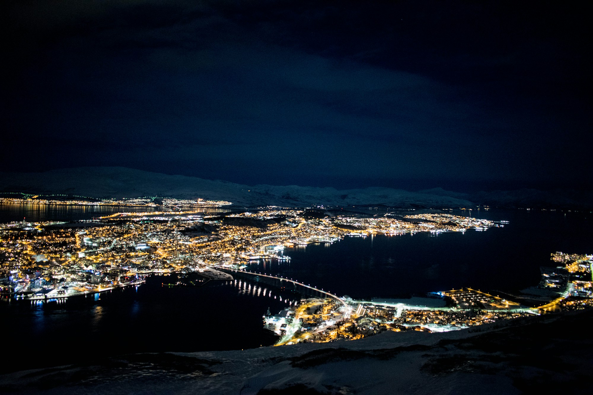 Tromsø illuminata di sera d'inverno, vista dalle alture