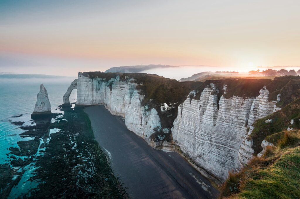 Falaises d'Étretat vues depuis la plage, en Normandie