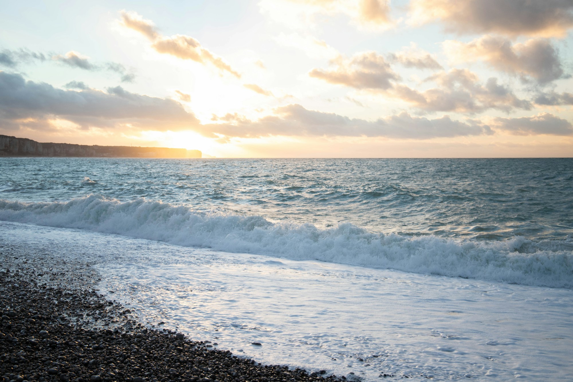 Plage de Fécamp au coucher du soleil, en Normandie