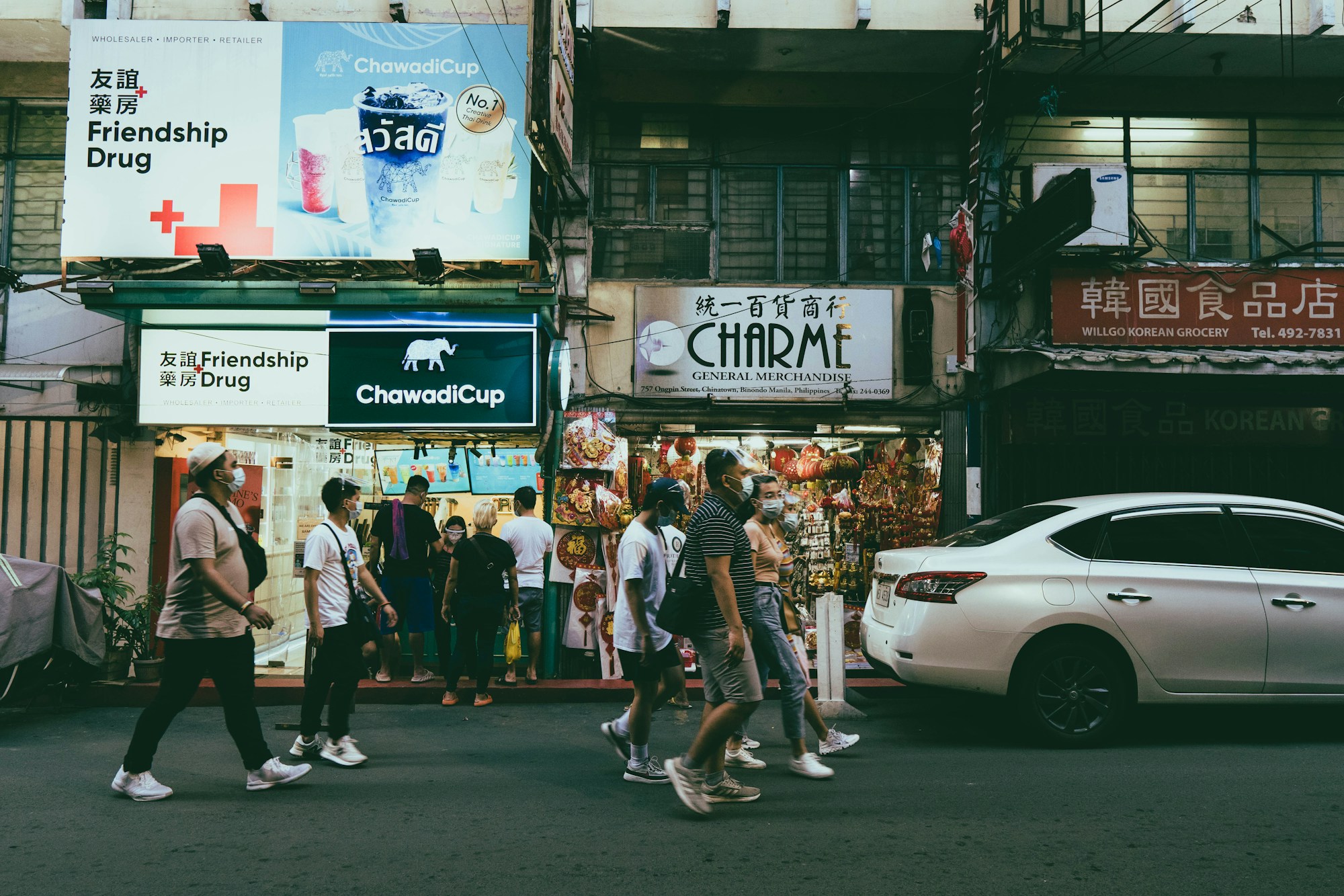 Belebte Straße im Chinesenviertel Binondo in Manila, gesäumt von Leuchtschildern
