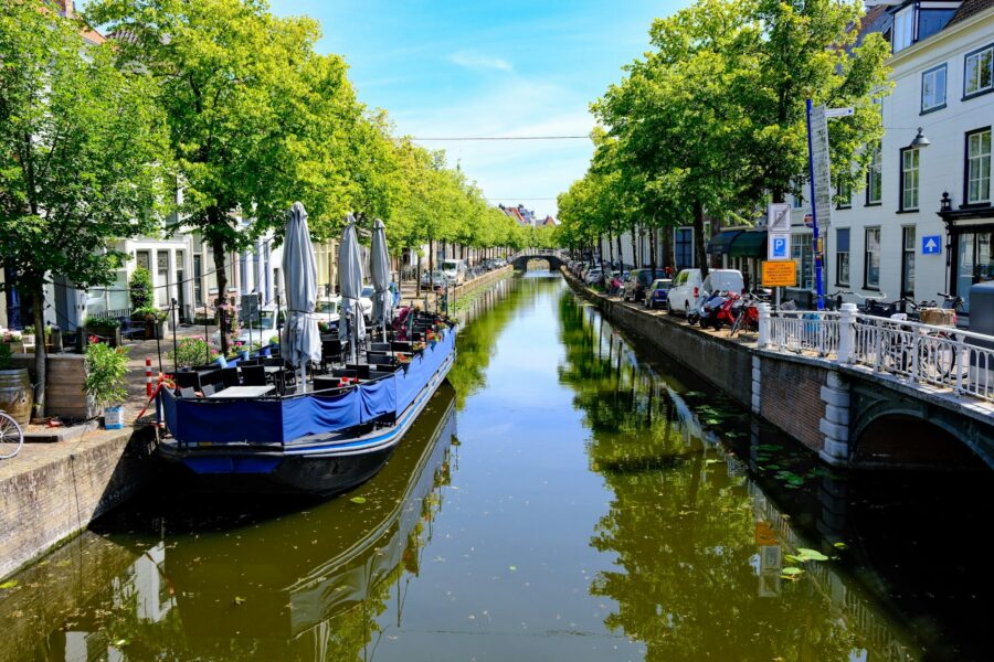 Un canal bordé de maisons anciennes dans le centre historique de Delft