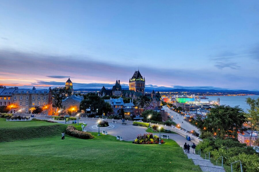 Soirée d'été sur le Vieux-Québec, avec le château Frontenac et le Saint-Laurent à l'horizon