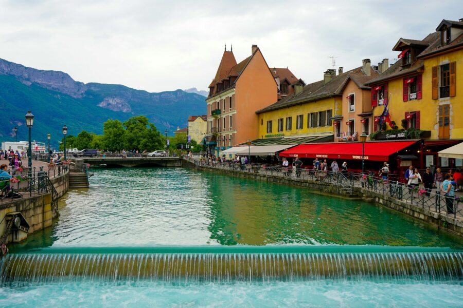 Canal du Thiou et façades colorées de la vieille ville d'Annecy